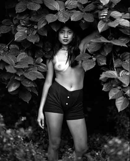 Diana Lui  雷梦君 -  Portrait dans le jardin à Pasadena  Californie  -  1991 