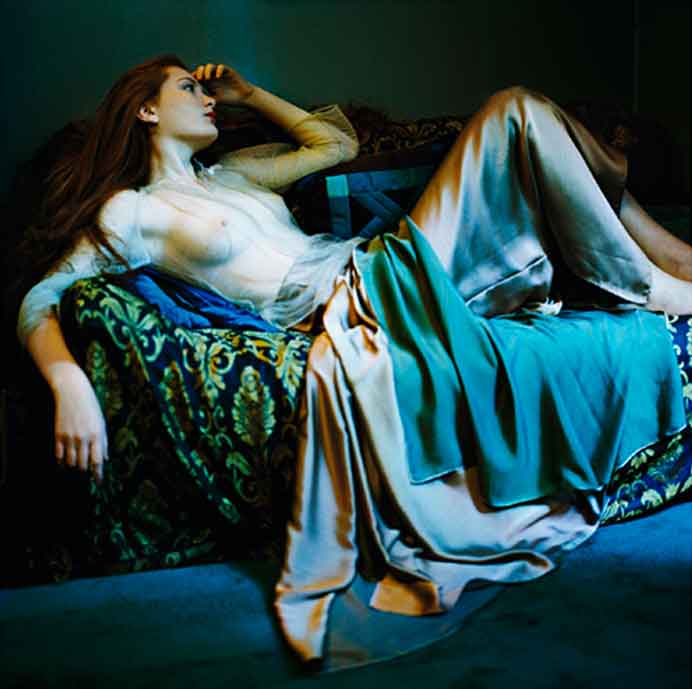 Diana Lui  雷梦君  -  La Tunique  -  Photographie couleur  -  2006  
