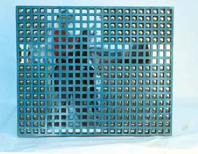 © Shi Zhongying  史钟颖 -  Net Scenery-Window Bronze, Stainless steel  -  2004 