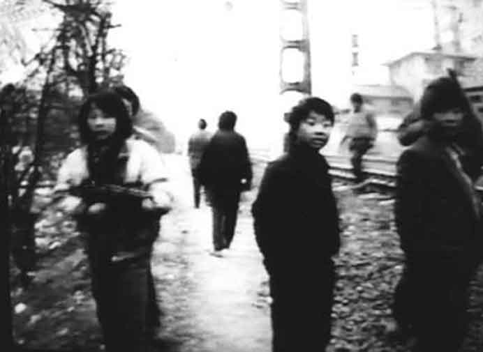 Du Haibin  杜海滨   -  Along the Railway  铁路沿线  -  screenshot  -  2h10 Video  -  2001