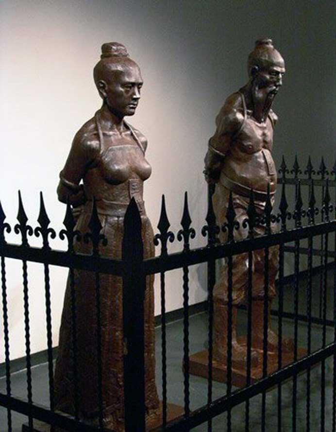 Jin Feng  金锋 -  Standing portrait of Qin Hui and his wife  -  Fiberglass sculpture  -  2005