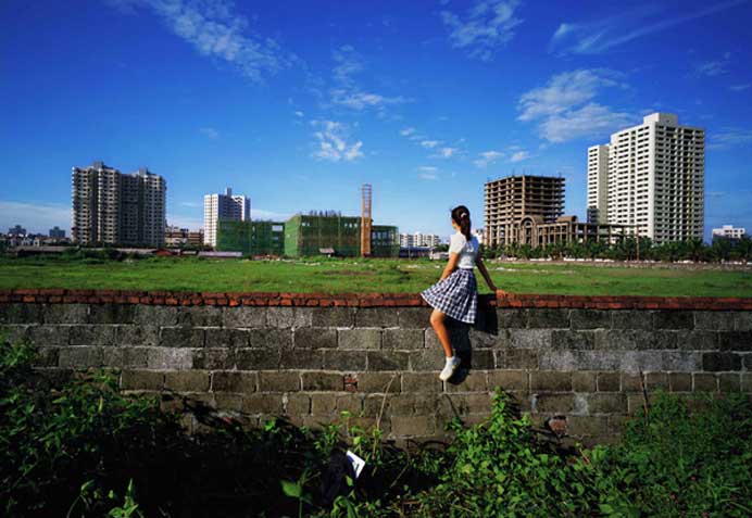 ©翁奋 Weng Fen - Sitting on the Wall series 翁奋 Weng Fen - Sitting on the Wall series