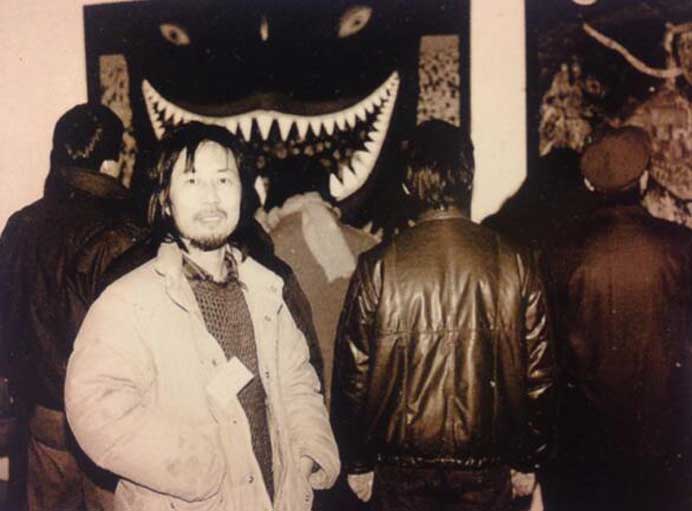 中国美术馆“中国现代艺术大展   曹涌于自己作品前