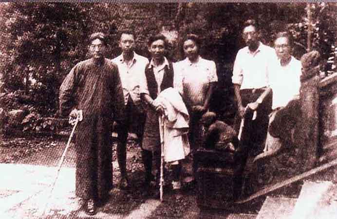 Chang Chien-Ying 张蒨英
-1943年国立中央大学艺术系部分成员在青城山
(左起) 徐悲鸿、费成武、陈晓南、张倩英(费成武夫人)、孙宗慰 Chang Chien-Ying 张蒨英 -1943年国立中央大学艺术系部分成员在青城山(左起) 徐悲鸿、费成武、陈晓南、张倩英(费成武夫人)、孙宗慰