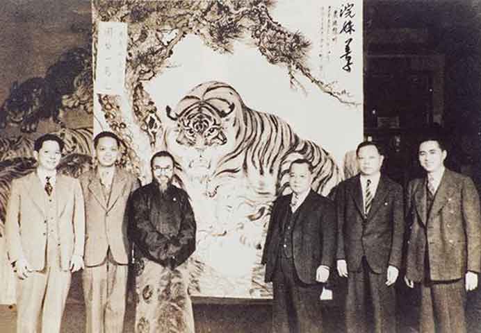  Zhang Shanzi  张善孖 - 张善孖 - 1939年10月，张善孖所作《虎踞龙蟠图》由美国芝加哥安良公会出资国币一万元购藏并合影留念