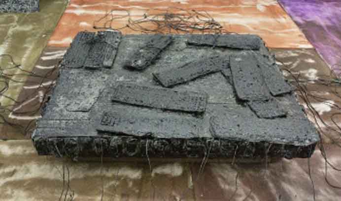 Li Jingxiong 李竞雄 - OK Computer N° 3 Wooden board, steel frame, computer - 2016 Li Jingxiong 李竞雄- OK Computer N° 3 - Wooden board, steel frame, computer - 2016