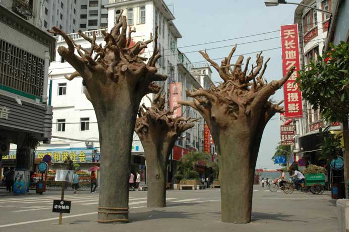 Chen Wenqin 陈文钦 - Up Side Down - Bronze sculpture painted - 2007 Chen Wenqin 陈文钦 - Up Side Down - Bronze sculpture painted - 2007