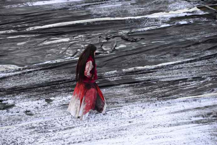 Huang Bingyi 黄冰逸 - Epoché 悬置 - Performance - Shenzhen Airport - 2014 Huang Bingyi 黄冰逸 - Epoché 悬置 - Performance - Shenzhen Airport - 2014