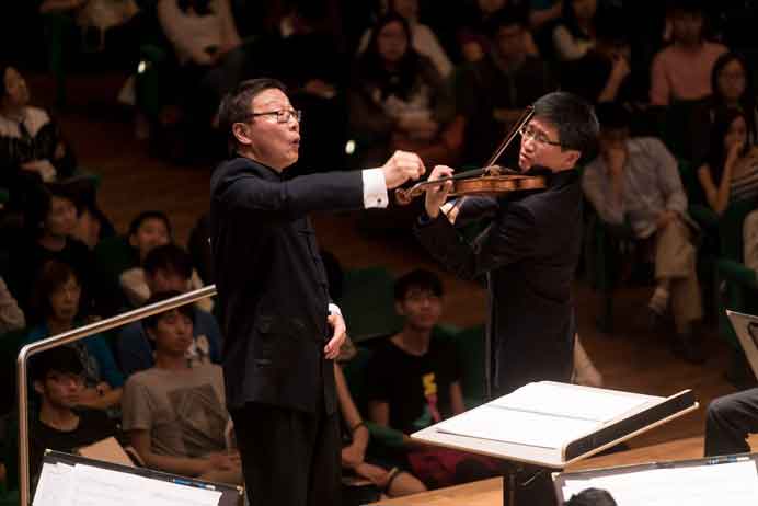 Violinist Dan Zhu and Bright Sheng performing ‘Let Fly’ with Hong Kong Philharmonic.