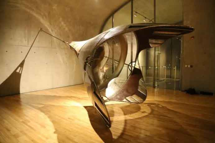 Li Hongwei  李鸿韦   -  Futurism  -  Fired clay, stainless steel, iron plate 230 x 320 x 455 cm  -  2022