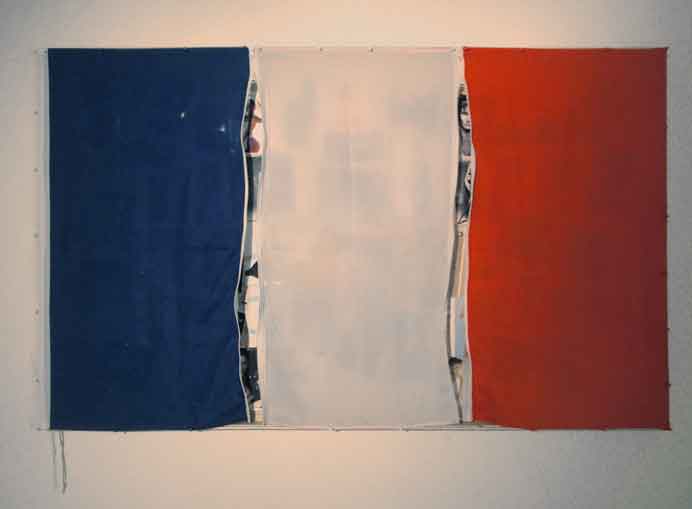 Shi Wanwan 石玩玩 - Liberty Leading The People - Installation, mixed media, wooden frame, silk flag, picture, zipper - 2009 Shi Wanwan 石玩玩 - Liberty Leading The People - Installation, mixed media, wooden frame, silk flag, picture, zipper - 2009