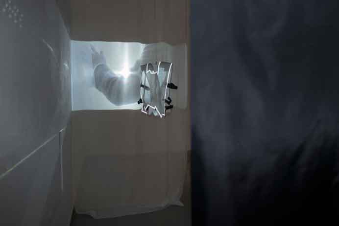 Zhu Yunyi  -  Il faudrait pouvoir toucher  -  Vidéo installation et gilet haptique (Tissu, Arduino, microphone, vibreurs)  -  2020