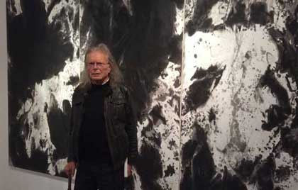 Michel Nau devant une oeuvre de A-Sun Wu  吴炫三 Galerie Baudoin Lebon  Paris