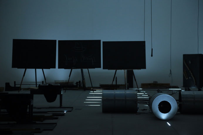  Yuan Gong  原弓 - Hamletmachine - Scherzo, 2015.Installation et Performance pour l'exposition Secret Crossing - 26.04 20.05 Musée de Tianjin.