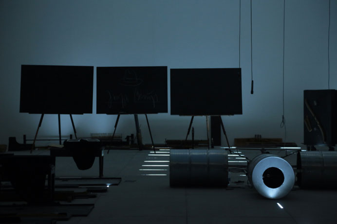 Yuan Gong 原弓 - Hamletmachine - Scherzo, 2015.
Installation et Performance pour l'exposition Secret Crossing
- 26.04 20.05 Musée de Tianjin. Yuan Gong 原弓 - Hamletmachine - Scherzo, 2015.Installation et Performance pour l'exposition Secret Crossing - 26.04 20.05 Musée de Tianjin.