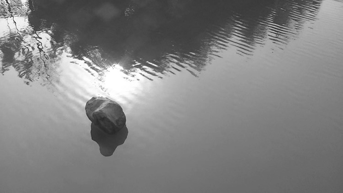 Ishu Han 潘逸舟 - A floating rock - video 2'58'' - 2015 Ishu Han 潘逸舟 - A floating rock - video 2'58'' - 2015
