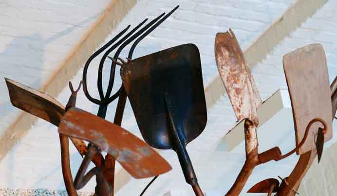  Bai Yiluo  白宜洛   -  Spring and Autumn 1  -  wood, metal farm tools  -  2007  -  detail 