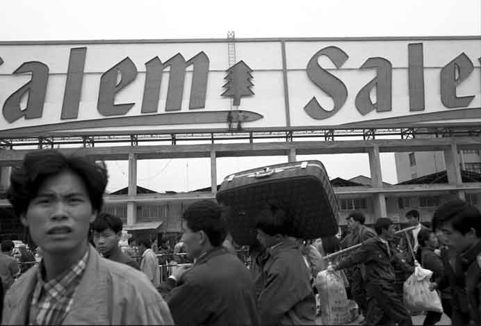 ©  Pok Chi Lau  劉博智 -  Migrant workers going home train station with Salem cigarette  -  1995