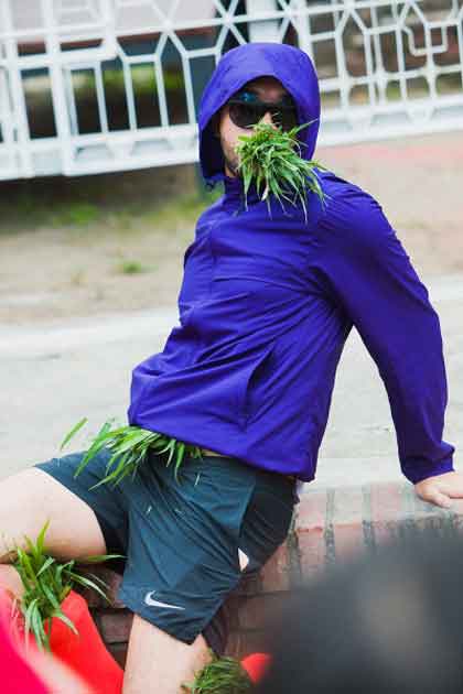 River Lin 林人中 - C'est Vrai et Vert - Performance 10.11 2017 ArtTrend International Performance Art Festival Tainan Taiwan - Photo Jian Hao-Jiang River Lin 林人中 - C'est Vrai et Vert - Performance 10.11 2017 ArtTrend International Performance Art Festival Tainan Taiwan - Photo Jian Hao-Jiang