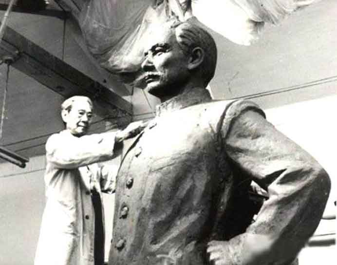 Zeng Zhushao  曾竹韶 -  working on the sculpture of Sun Yat-sen - 1984    