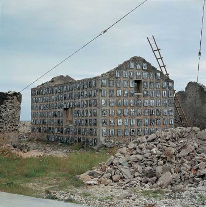 Chen Shun-Chu  陈顺筑    -  Family gathering  -  Penghu House  -  landscape installation color photo  -  1995