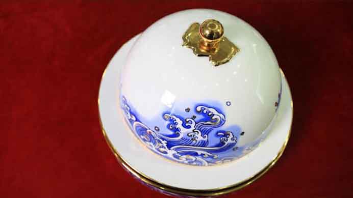 Huang Chunmao  黄春茂 created banquet ware for Peng Liyuan  彭丽媛, the First Lady of China. 