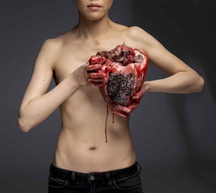 Cao yu 曹雨 - The Thing in the Chest - C-print (bull's heart, tiger head tattoo, the artist), edition of 3 + 2 AP, 160 x 179 cm Cao yu 曹雨 - The Thing in the Chest - C-print (bull's heart, tiger head tattoo, the artist), edition of 3 + 2 AP, 160 x 179 cm
