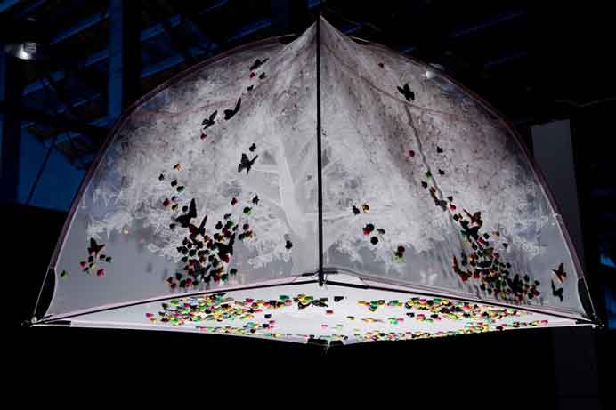Ji Wenyu & Zhu Weibing 计文于 - 朱卫兵 - Insects Can't Come In - Mosquito net, stainless steel, cloth, foam 180 x 195 x 170 cm - 2010 Ji Wenyu & Zhu Weibing 计文于 - 朱卫兵 - Insects Can't Come In - Mosquito net, stainless steel, cloth, foam 180 x 195 x 170 cm - 2010