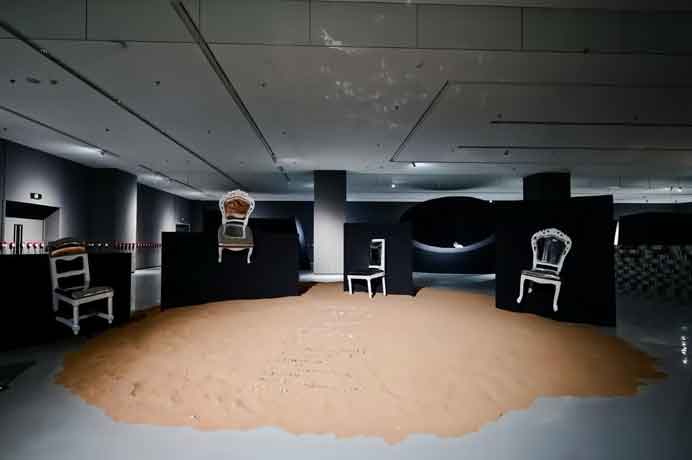Shen Shaomin 沈少民 - Me and Myself - Sand, stainless steel chair, mirror acrylic, 900 x 500 cm - installation - 2023
Shen Shaomin 沈少民 - Me and Myself - Sand, stainless steel chair, mirror acrylic, 900 x 500 cm - installation - 2023