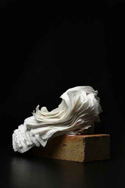 Su Xianzhong 苏献忠 - Paper N°.4 - Porcelain Klin Brick - 25 x 25 x 19 cm - 2017 Su Xianzhong 苏献忠 - Paper N°.4 - Porcelain Klin Brick - 25 x 25 x 19 cm - 2017