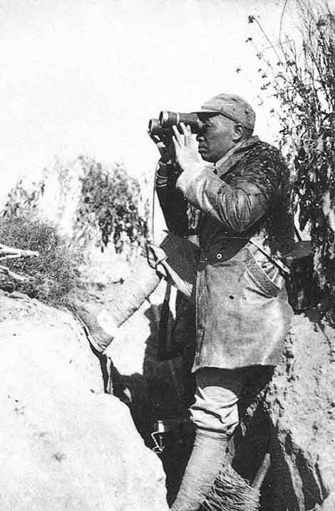 Xu Xiaobing 徐肖冰 - Peng Dehuai 彭德怀 watch for the enemy - 1940 Xu Xiaobing 徐肖冰 - Peng Dehuai 彭德怀 watch for the enemy - 1940