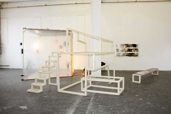 Mengzhi Zheng 郑梦之 - entre-deux, 2010 Structures en bois entièrement démontable, trois éléments, 60 x 120 x 150 cm, 250 x 150 x 250 cm, 150 x 80 x 50 cm, Daimlerstraße
32-36, Städelschule,
Francfort. Mengzhi Zheng 郑梦之 - entre-deux, 2010 Structures en bois entièrement démontable, trois éléments, 60 x 120 x 150 cm, 250 x 150 x 250 cm, 150 x 80 x 50 cm, Daimlerstraße 32-36, Städelschule, Francfort.