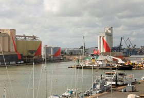 � Felice Varini : Suite de triangles