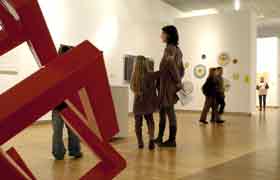 � Mathieu Mitschk� - "sculpture rouge" Michel Jou�t - Salle abstraction g�om�trique